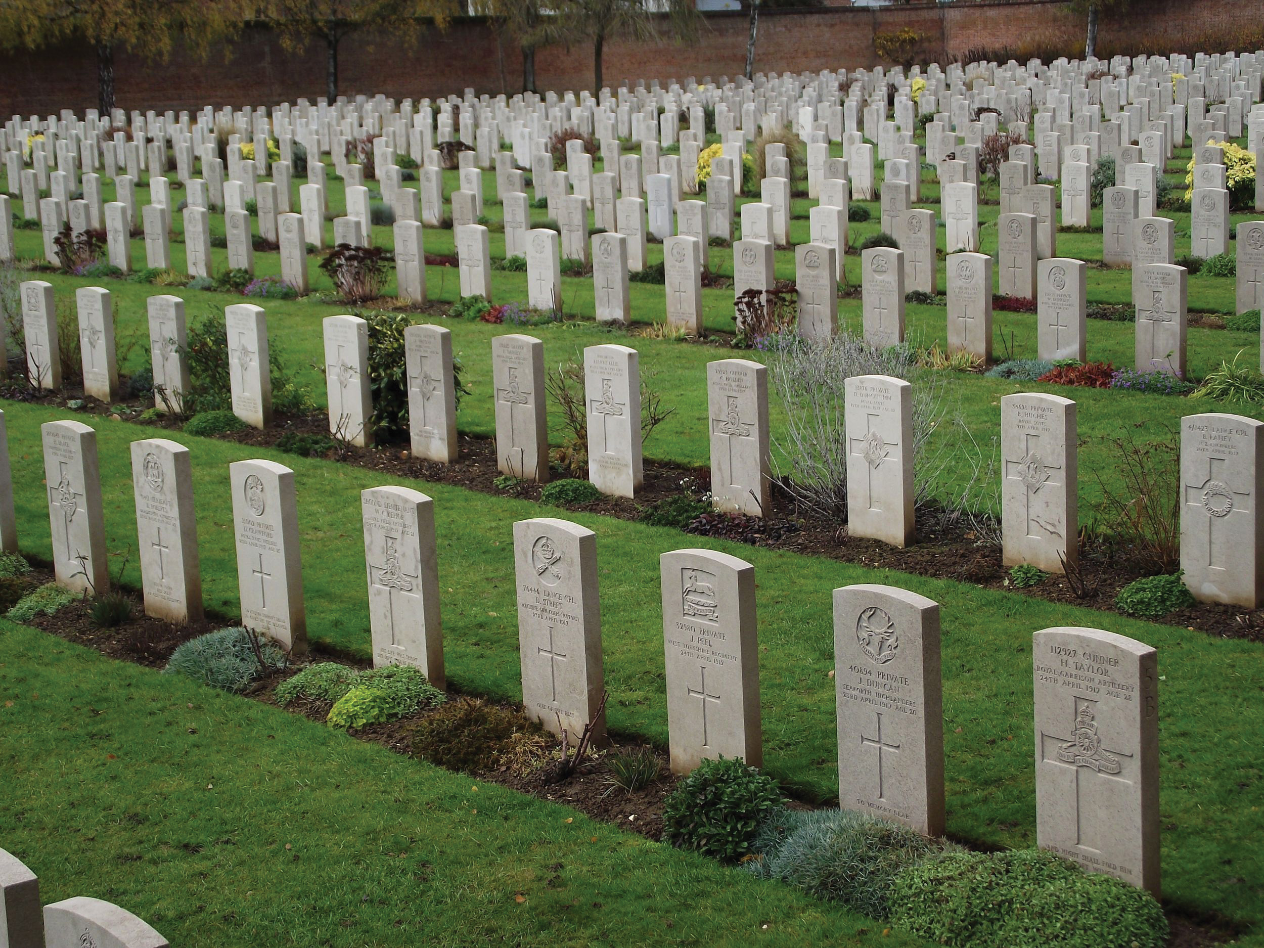 COMMONWEALTH WAR GRAVES COMMISSION : 100 years of commemoration.