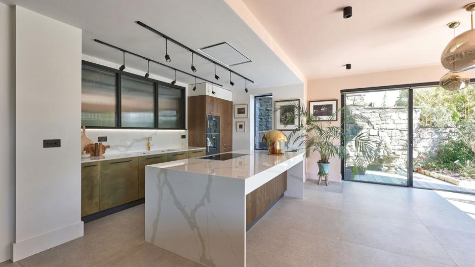 Stone Italiana's Marmorea engineered quartz in a modern kitchen